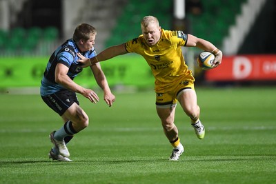 171025 - Dragons RFC v Cardiff Rugby - United Rugby Championship - Tinus De Beer of Dragons is challenged by Dan Thomas of Cardiff