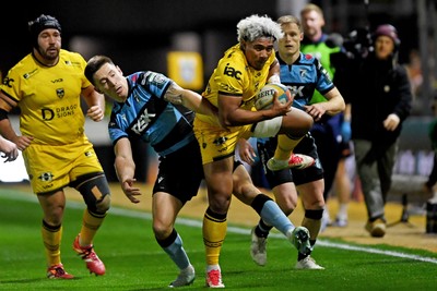 171025 - Dragons RFC v Cardiff Rugby - United Rugby Championship - Fine Inisi of Dragons is challenged by Josh Adams of Cardiff Rugby