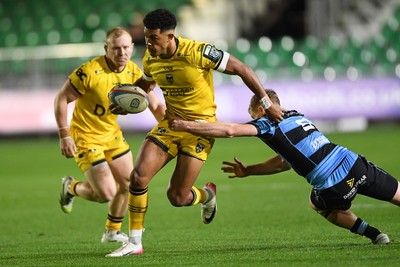 171025 - Dragons RFC v Cardiff Rugby - United Rugby Championship - Rio Dyer of Dragons is challenged by Aled Davies of Cardiff Rugby