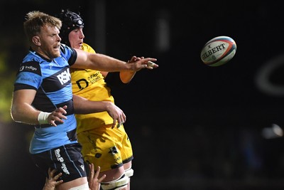 171025 - Dragons RFC v Cardiff Rugby - United Rugby Championship - Josh McNally of Cardiff Rugby and Seb Davies of Dragons fight to win the line-out