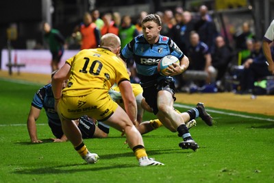 171025 - Dragons RFC v Cardiff Rugby - United Rugby Championship - Tom Bowen of Cardiff Rugby is challenged by Tinus De Beer of Dragons