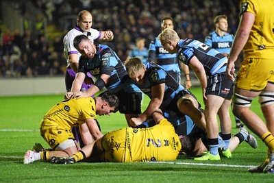171025 - Dragons RFC v Cardiff Rugby - United Rugby Championship - Danny Southworth of Cardiff Rugby scores a try