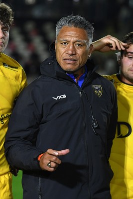 171025 - Dragons RFC v Cardiff Rugby - United Rugby Championship - Dragons head coach, Filo Tiatia leads his sides huddle at full time