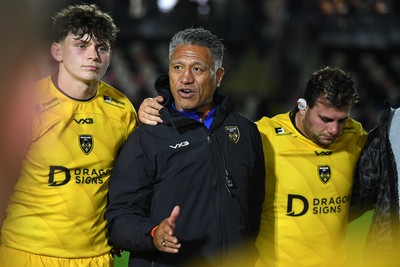 171025 - Dragons RFC v Cardiff Rugby - United Rugby Championship - Dragons head coach, Filo Tiatia leads his sides huddle at full time
