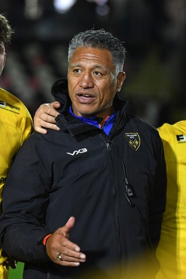 171025 - Dragons RFC v Cardiff Rugby - United Rugby Championship - Dragons head coach, Filo Tiatia leads his sides huddle at full time