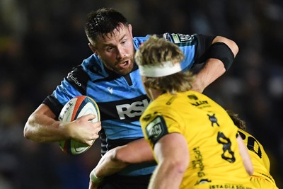 171025 - Dragons RFC v Cardiff Rugby - United Rugby Championship - George Nott of Cardiff Rugby is challenged by Aaron Wainwright of Dragons