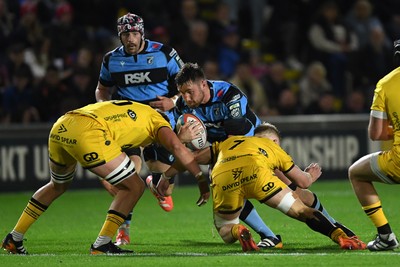 171025 - Dragons RFC v Cardiff Rugby - United Rugby Championship - George Nott of Cardiff Rugby is challenged by Harry Beddall of Dragons