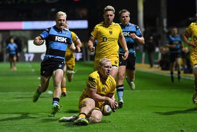 171025 - Dragons RFC v Cardiff Rugby - United Rugby Championship - Tinus De Beer of Dragons