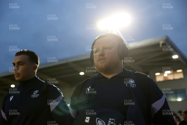 171025 - Dragons RFC v Cardiff Rugby - United Rugby Championship - Keiron Assiratti of Cardiff arrives at the ground