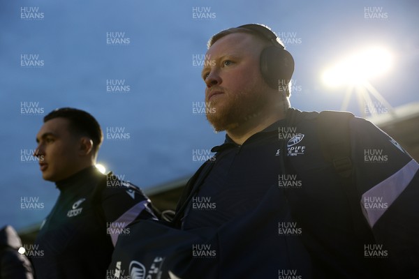 171025 - Dragons RFC v Cardiff Rugby - United Rugby Championship - Keiron Assiratti of Cardiff arrives at the ground