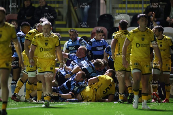 171025 - Dragons RFC v Cardiff Rugby - United Rugby Championship - Alex Mann of Cardiff scores a try