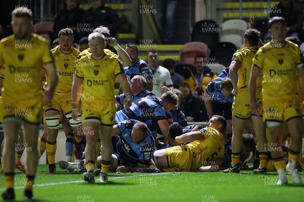 171025 - Dragons RFC v Cardiff Rugby - United Rugby Championship - Alex Mann of Cardiff scores a try