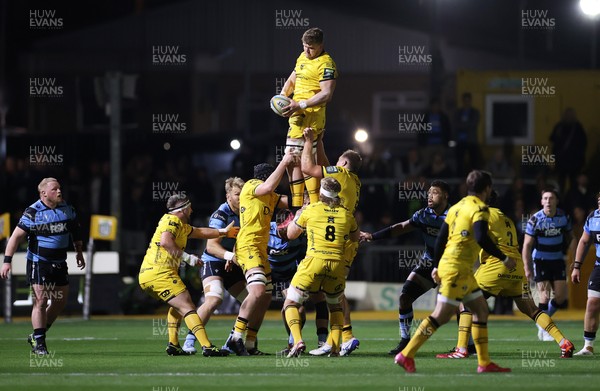 171025 - Dragons RFC v Cardiff Rugby - United Rugby Championship - Shane Lewis-Hughes of Dragons wins the line out
