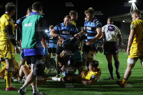 171025 - Dragons RFC v Cardiff Rugby - United Rugby Championship - Taulupe Faletau of Cardiff scores a try