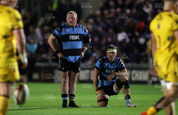 171025 - Dragons RFC v Cardiff Rugby - United Rugby Championship - Keiron Assiratti and Alex Mann of Cardiff 