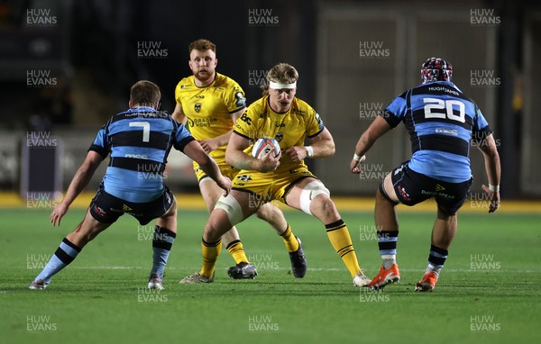 171025 - Dragons RFC v Cardiff Rugby - United Rugby Championship - Aaron Wainwright of Dragons is challenged by Dan Thomas of Cardiff 