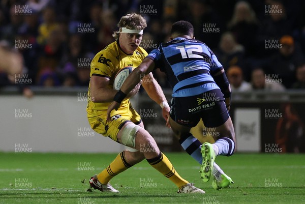 171025 - Dragons RFC v Cardiff Rugby - United Rugby Championship - Aaron Wainwright of Dragons is challenged by Ben Thomas of Cardiff 