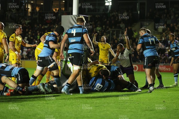 171025 - Dragons RFC v Cardiff Rugby - United Rugby Championship - Ben Carter of Dragons scores a try