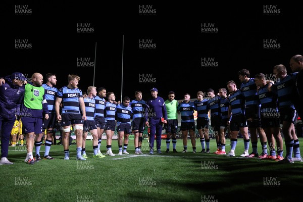 171025 - Dragons RFC v Cardiff Rugby - United Rugby Championship - Cardiff Rugby Interim Head Coach Corniel van Zyl speaks to the team at full time