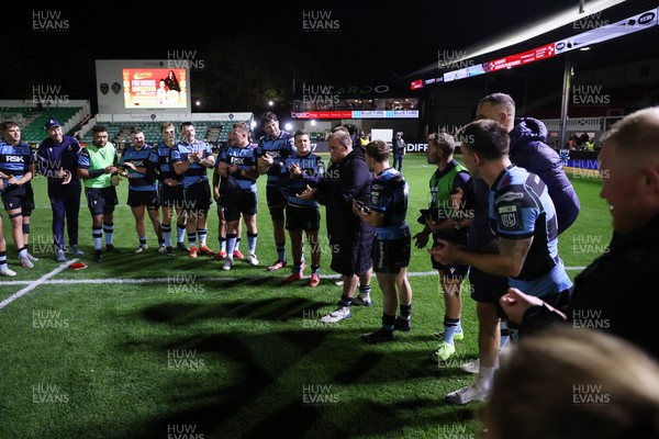 171025 - Dragons RFC v Cardiff Rugby - United Rugby Championship - Corey Domachowski of Cardiff in the team huddle