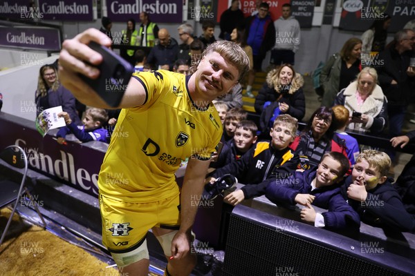 171025 - Dragons RFC v Cardiff Rugby - United Rugby Championship - Aaron Wainwright of Dragons with fans at full time