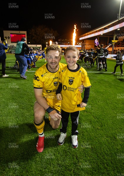 171025 - Dragons RFC v Cardiff Rugby - United Rugby Championship - Angus O�Brien of Dragons with mascot