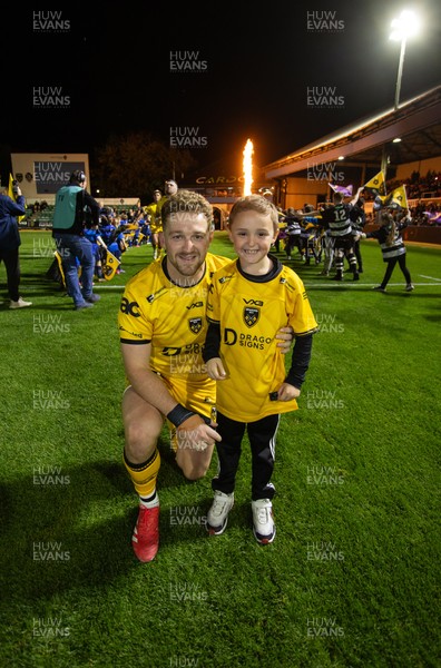 171025 - Dragons RFC v Cardiff Rugby - United Rugby Championship - Angus O�Brien of Dragons with mascot