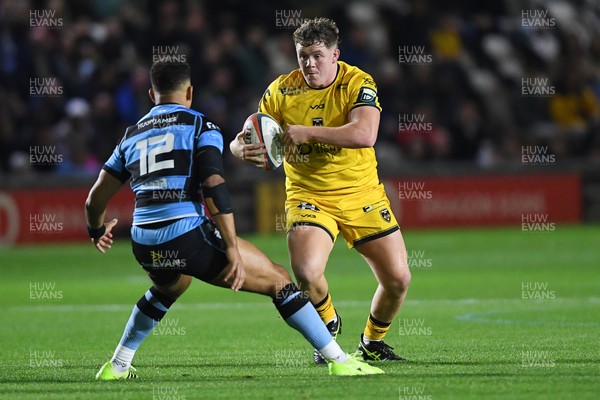 171025 - Dragons RFC v Cardiff Rugby - United Rugby Championship - Brodie Coghlan of Dragons is challenged by Ben Thomas of Cardiff Rugby