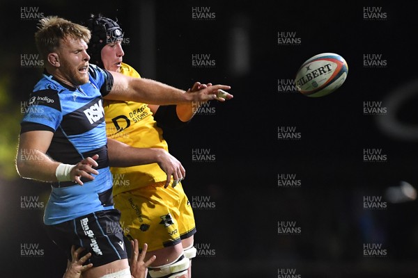 171025 - Dragons RFC v Cardiff Rugby - United Rugby Championship - Josh McNally of Cardiff Rugby and Seb Davies of Dragons fight to win the line-out