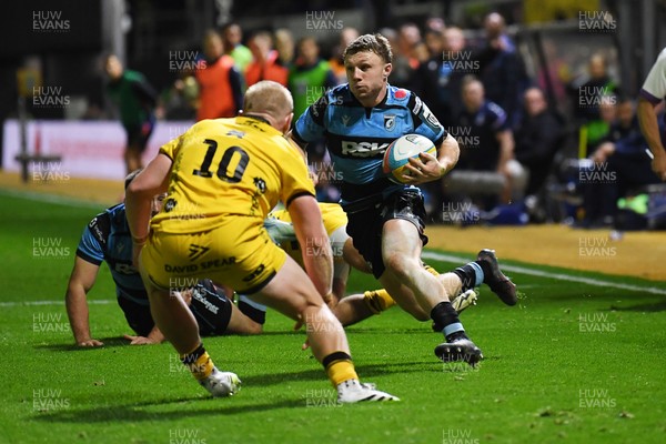 171025 - Dragons RFC v Cardiff Rugby - United Rugby Championship - Tom Bowen of Cardiff Rugby is challenged by Tinus De Beer of Dragons