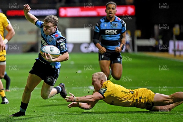 171025 - Dragons RFC v Cardiff Rugby - United Rugby Championship - Tom Bowen of Cardiff Rugby is challenged by Tinus De Beer of Dragons