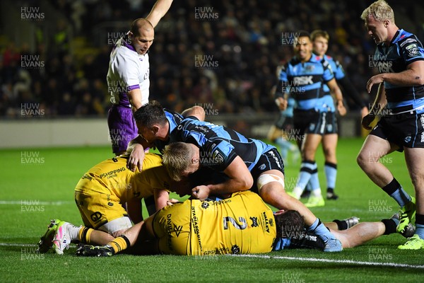 171025 - Dragons RFC v Cardiff Rugby - United Rugby Championship - Danny Southworth of Cardiff Rugby scores a try