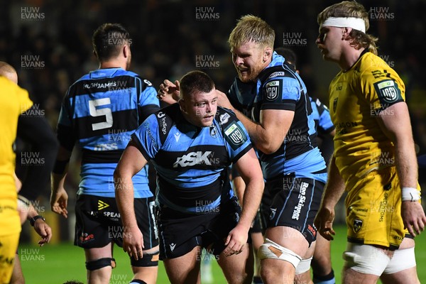 171025 - Dragons RFC v Cardiff Rugby - United Rugby Championship - Danny Southworth of Cardiff Rugby celebrates scoring a try with team mates