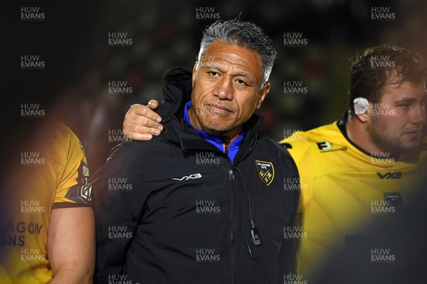 171025 - Dragons RFC v Cardiff Rugby - United Rugby Championship - Dragons head coach, Filo Tiatia leads his sides huddle at full time