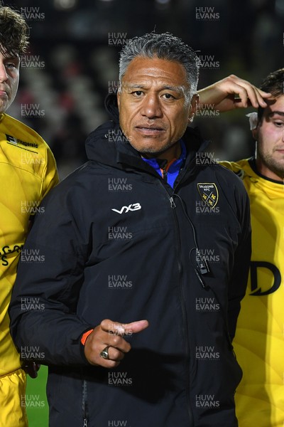 171025 - Dragons RFC v Cardiff Rugby - United Rugby Championship - Dragons head coach, Filo Tiatia leads his sides huddle at full time