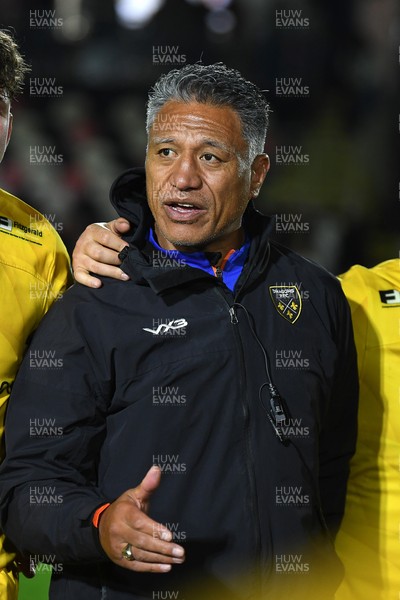171025 - Dragons RFC v Cardiff Rugby - United Rugby Championship - Dragons head coach, Filo Tiatia leads his sides huddle at full time