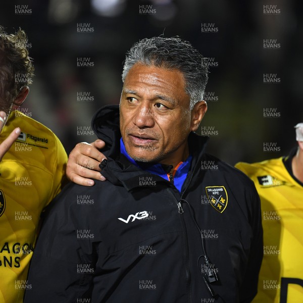 171025 - Dragons RFC v Cardiff Rugby - United Rugby Championship - Dragons head coach, Filo Tiatia leads his sides huddle at full time