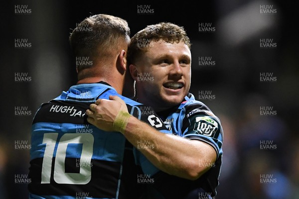 171025 - Dragons RFC v Cardiff Rugby - United Rugby Championship - Tom Bowen of Cardiff Rugby celebrates the win with Callum Sheedy of Cardiff Rugby at full time