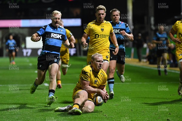 171025 - Dragons RFC v Cardiff Rugby - United Rugby Championship - Tinus De Beer of Dragons