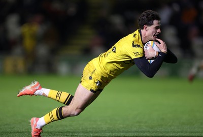201225 - Dragons RFC v Connacht - United Rugby Championship - Che Hope of Dragons makes a break to score a try