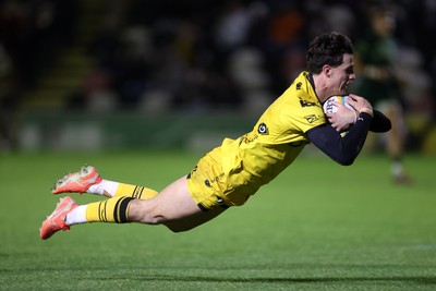 201225 - Dragons RFC v Connacht - United Rugby Championship - Che Hope of Dragons makes a break to score a try