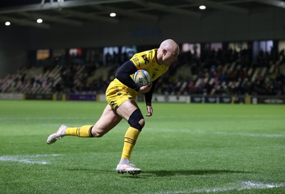 201225 - Dragons RFC v Connacht - United Rugby Championship - Jared Rosser of Dragons runs in to score a try