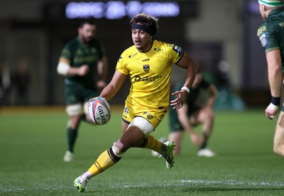 201225 - Dragons RFC v Connacht - United Rugby Championship - Fine Inisi of Dragons makes a break