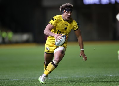 201225 - Dragons RFC v Connacht - United Rugby Championship - Fine Inisi of Dragons makes a break