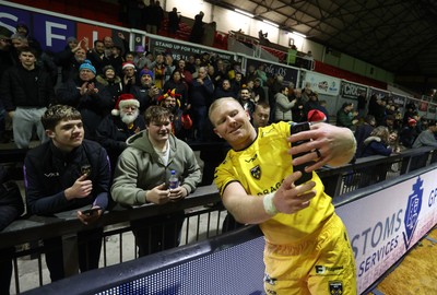 201225 - Dragons RFC v Connacht - United Rugby Championship - Tinus de Beer of Dragons with fans at full time