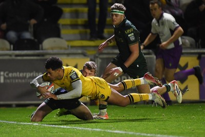 201225 - Dragons RFC v Connacht - United Rugby Championship - Rio Dyer of Dragons scores a try
