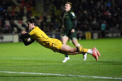 201225 - Dragons RFC v Connacht - United Rugby Championship - Che Hope of Dragons scores a try