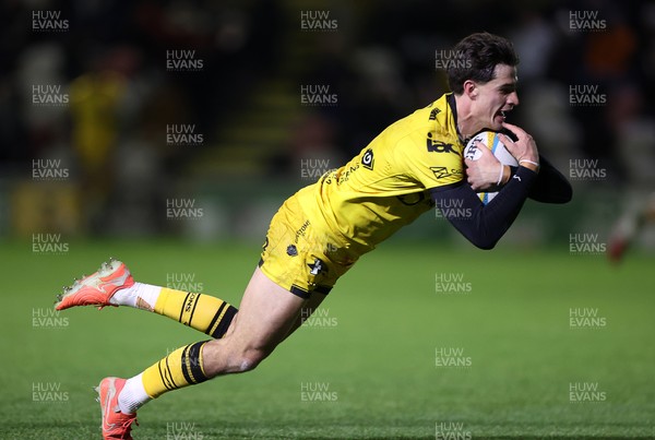 201225 - Dragons RFC v Connacht - United Rugby Championship - Che Hope of Dragons makes a break to score a try