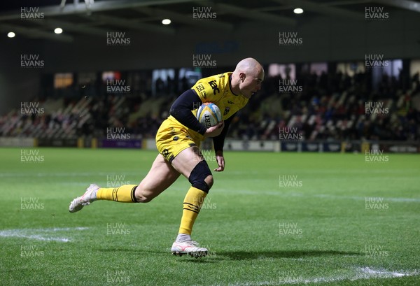 201225 - Dragons RFC v Connacht - United Rugby Championship - Jared Rosser of Dragons runs in to score a try
