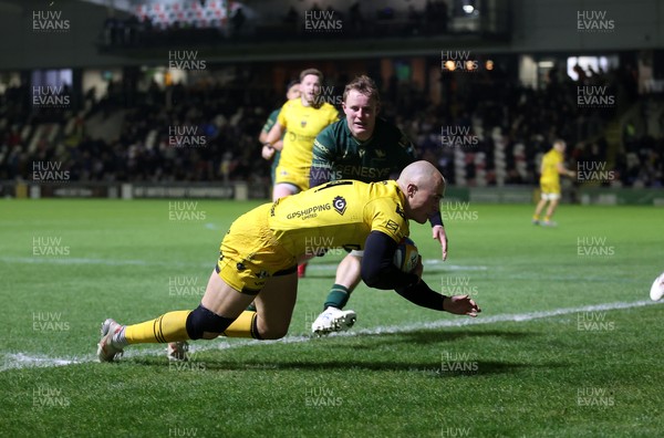 201225 - Dragons RFC v Connacht - United Rugby Championship - Jared Rosser of Dragons runs in to score a try